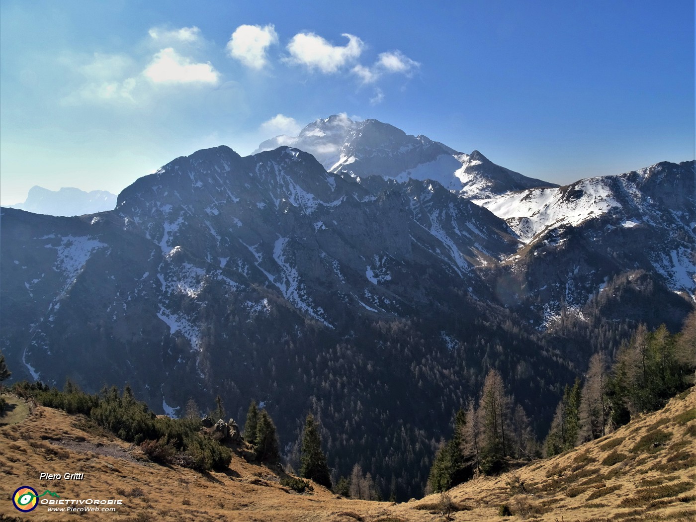 13 Corno Branchino (2038 m)-Corna Piana (3002 m)-Arera (2512 m).JPG -                                